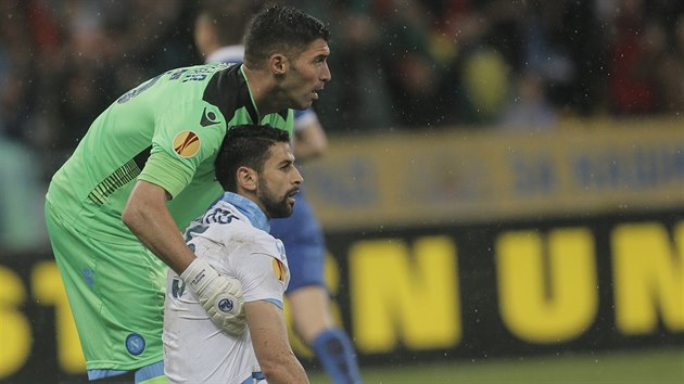 Mariano Andujar (nahoe) a Gonzalo Higuain z Neapole v zpase s Dnpropetrovskem.