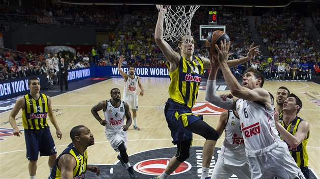 Jan Vesel z Fenerbahce vyskoil nejve, aby se pokusil zastavit Andrese Nocioniho z Realu Madrid.