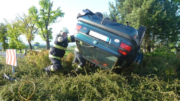 Tragick dopravn nehoda na kruhm objezdu v Hrdku nad Nisou.
