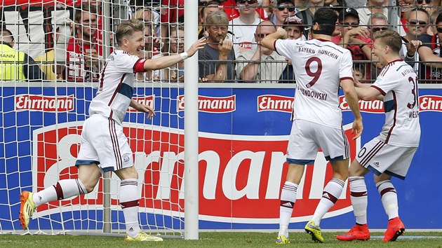 Bastian Schweinsteiger z Bayernu Mnichov (vlevo) slav svj gl do st Freiburgu.