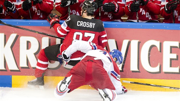 Kanadsk kapitn Sidney Crosby v souboji u mantinelu bhem semifinle s eskem