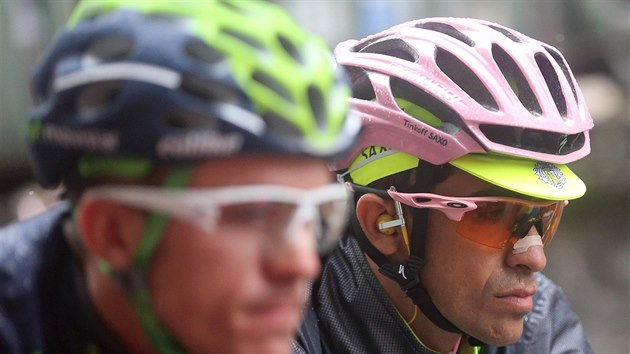 Alberto Contador (vpravo) na startu osm etapy Giro dItalia.