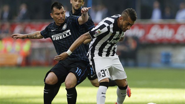 Gary Medel (vlevo) z Interu Miln bojuje o m s Robertem Pereyrou z Juventusu Turn.