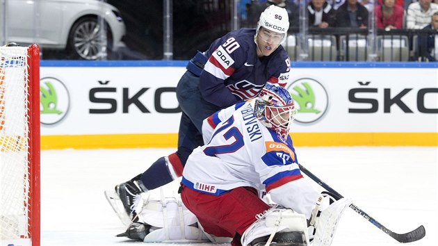 Rusk glman Sergej Bobrovskij zasahuje, dor na nj americk tonk Anders Lee.