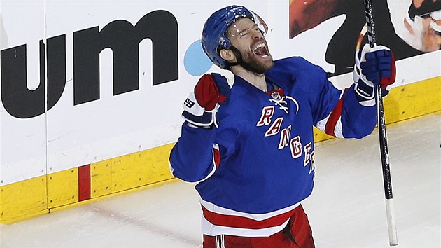 Dominic Moore z NY Rangers slav gl proti Tamp.