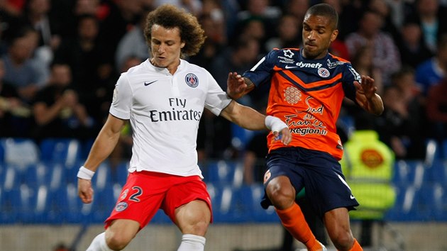 Obrnce Paris St. Germain Thiago Silva (vlevo) bhem duelu s Montpellierem