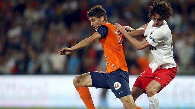 Adrien Rabiot (vpravo) z Paris St. Germain a Paul Bastien Lasne z Montpellieru v souboji o baln