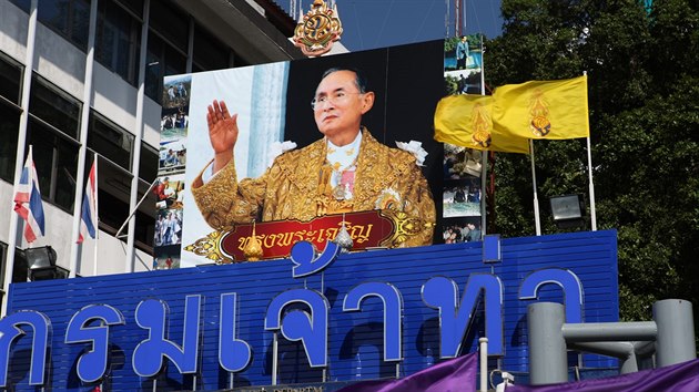 Thajsk krl je poslednm svornkem politicky rozpolcen zem. Po jeho smrti se ekaj velk nepokoje.