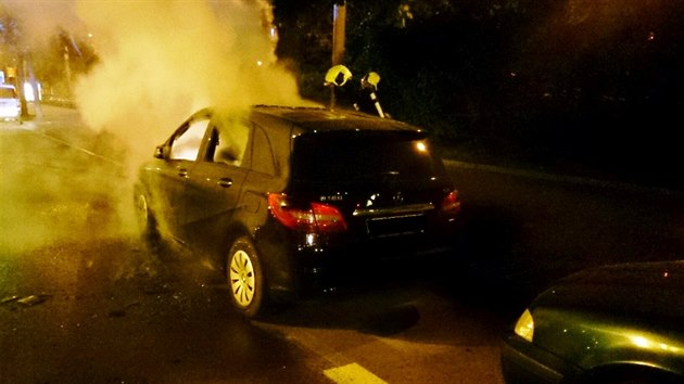 V pondl nad rnem hoel v centru Brna zaparkovan mercedes (11. 5. 2015).