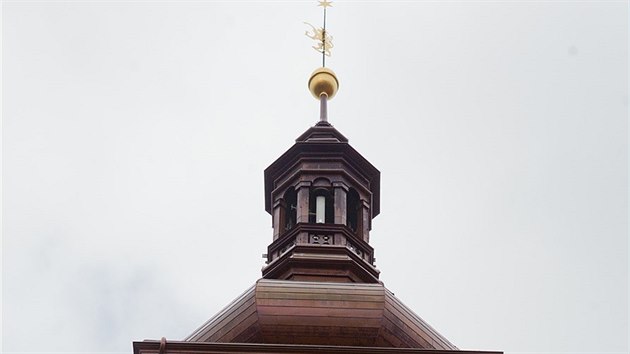 Bl v v Hradci Krlov m za sebou pldruhho roku oprav. Pipomene historii msta pomoc modern techniky. (11. bezna 2015)