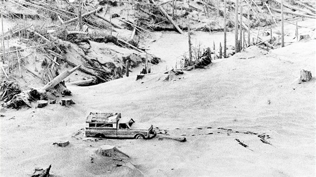 Vbuch sopky Mount St. Helens promnil jej okol v msn krajinu (26. kvtna 1980).