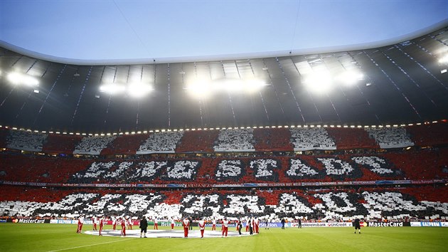 CHOREOGRAFIE V ALLIANZ AREN. Fanouci Bayernu Mnichov ped zpasem s Barcelonou vzkazuj: Jedno msto, jeden sen.