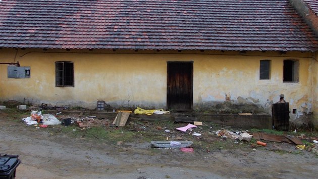 Jaroslava se stala majitelkou dvou obytnch dom, prostornho chlvu, velk zahrady, stoletho hraninho dubu a vodnho koryta. 