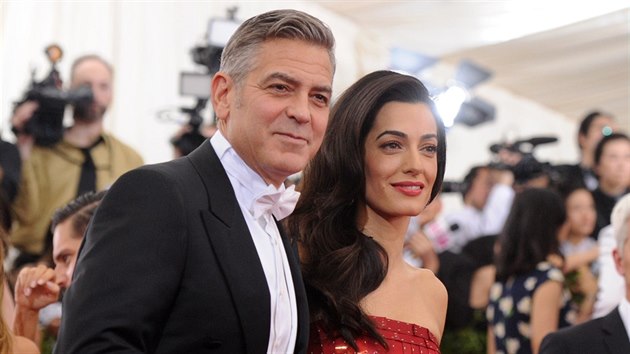 George Clooney a jeho manelka Amal na MET Gala (New York, 4. kvtna 2015)