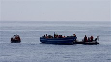 Nmetí námoníci zachraují uprchlíky nedaleko ostrova Lampedusa (8. kvtna...