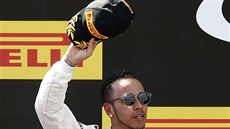 POZDRAV KILTOVKOU. Lewis Hamilton zdraví diváky po Velké cen panlska.