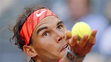 Rafael Nadal se soustedí na podání ve finále turnaje v Madridu.