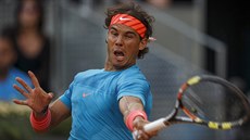 Rafael Nadal se opírá do úderu ve finále na turnaji v Madridu.