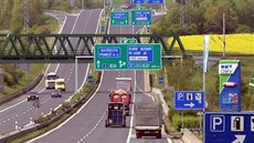 Krajská silnice R6 je zpoplatněná, proti čemuž ale řidiči i vedení kraje... Krajská silnice R6 je zpoplatněná, proti čemuž ale řidiči i vedení kraje...