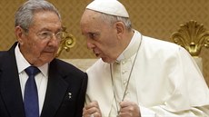 Pape Frantiek mluví s kubánským prezidentem Raúlem Castrem (10. kvtna 2015).