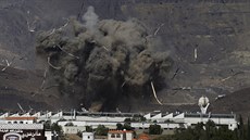 Letecký úder zasáhl vojenskou základnu Hútíovc v Sanaa (12. kvtna 2015).