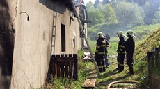 V areálu bývalého tábora v Českém Šternberku hořelo, dům tam podle hasičů někdo... V areálu bývalého tábora v Českém Šternberku hořelo, dům tam podle hasičů někdo...