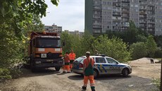Popeláři v pražských Řepích vysypali z kontejneru spolu s odpadky i lidské... Popeláři v pražských Řepích vysypali z kontejneru spolu s odpadky i lidské...