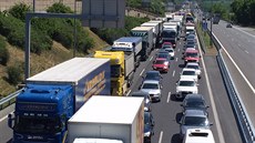 Dodávka na D1 před Prahou vlétla do kamionu, náraz zdemoloval kabinu řidiče... Dodávka na D1 před Prahou vlétla do kamionu, náraz zdemoloval kabinu řidiče...