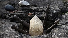 Bermudeze  na pozemku objevil velký opracovaný kámen, který je podle nj...