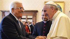 Pape Frantiek ve Vatikánu pijal éfa palestinské samosprávy Mahmúda Abbáse...
