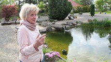 „Z té bývalé střelnice dnes máme meditační zahradu,“ ukazuje ředitelka Zdeňka... „Z té bývalé střelnice dnes máme meditační zahradu,“ ukazuje ředitelka Zdeňka...