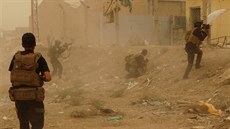 ilustraní snímek (boje mezi Islámským státem a Asadovým vojskem nedaleko Palmýry)