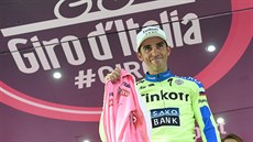 AU, NEJDE TO. panlský cyklista Alberto Contador si v pádu v 6. etap Gira...