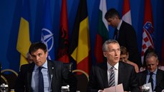 Ukrajinský ministr zahraničí Pavlo Klimkin a tajemník NATO Jens Stoltenberg... Ukrajinský ministr zahraničí Pavlo Klimkin a tajemník NATO Jens Stoltenberg...