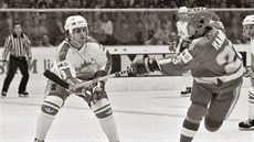 Vladimír Kame (vpravo) a Kanaan Doug Lidster pi MS v hokeji v roce 1985 v...