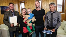Rodina se sešla se zachránci na Městském úřadu v Hlučíně. Zleva Petr Jančík,... Rodina se sešla se zachránci na Městském úřadu v Hlučíně. Zleva Petr Jančík,...