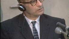 Adolf Eichmann ped soudem v roce 1961