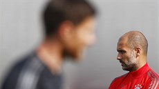 Josep Guardiola, kou Bayernu Mnichov, na pedzápasovém tréninku ped odvetou...