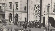 Lidé se v roce 1955 srocují před nově odhaleným olomouckým orlojem. Lidé se v roce 1955 srocují před nově odhaleným olomouckým orlojem.