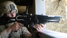 Americký voják s nesmrtící zbraní FN 303 při cvičení Americký voják s nesmrtící zbraní FN 303 při cvičení