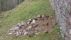 Utrené kameny ze zdiva hradu Litice.