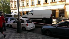 Dodávka najela v ulici Kiíkova v praském Karlín na zaparkované auto. (11....