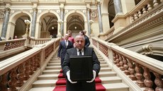 Mozek Františka Palackého byl v pátek 15. května převezen z Národního muzea... Mozek Františka Palackého byl v pátek 15. května převezen z Národního muzea...
