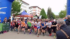 Start hlavního závodu deset kilometrů. Pozdější vítěz Vítek Pavlišta v... Start hlavního závodu deset kilometrů. Pozdější vítěz Vítek Pavlišta v...