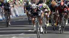 Mark Cavendish vítězí v závěrečném spurtu první etapy závodu Kolem Kalifornie. Mark Cavendish vítězí v závěrečném spurtu první etapy závodu Kolem Kalifornie.