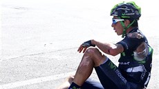 SEDŘENÝ, S POTRHANÝM DRESEM. Otřesený Nairo Quintana po pádu ve druhé etapě... SEDŘENÝ, S POTRHANÝM DRESEM. Otřesený Nairo Quintana po pádu ve druhé etapě...