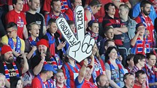 TITUL JE BLÍZKO. Fanoušci Plzně přišli natěšení na mistrovské oslavy. TITUL JE BLÍZKO. Fanoušci Plzně přišli natěšení na mistrovské oslavy.