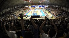 NALAPANÁ HOKEJOVÁ HALA. Na druhé finále basketbalist mezi Dínem a Nymburkem...