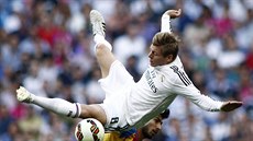 Záloník Toni Kroos z Realu Madrid padá po souboji s Andresem Gomesem z...
