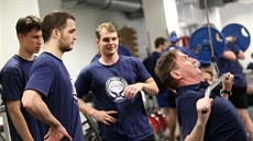 Nový trenér Komety Brno Alois Hadamczik ukazuje svým svěřencům, jak provádět... Nový trenér Komety Brno Alois Hadamczik ukazuje svým svěřencům, jak provádět...